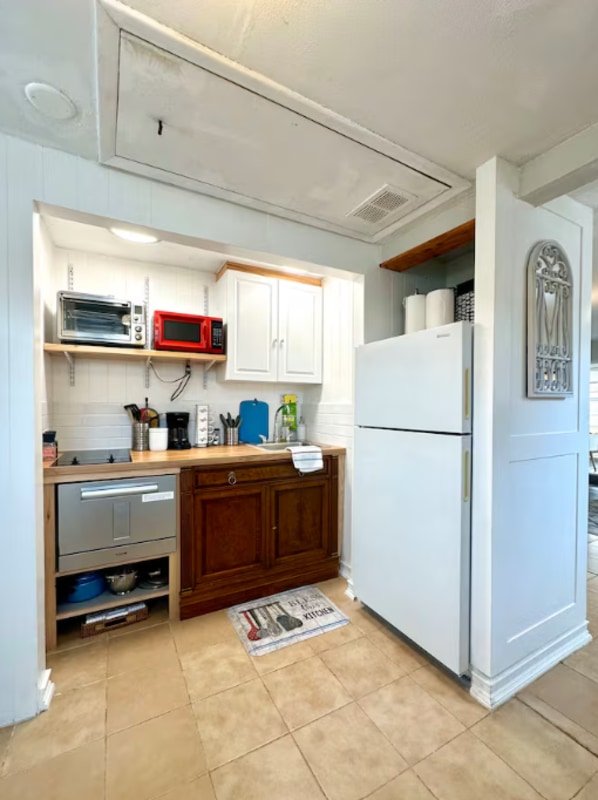 Building Photo - 10548 Lake Dr