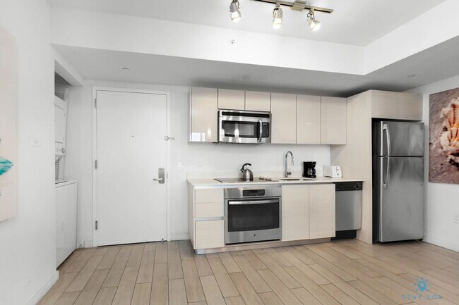 Building Photo - 2602 E Hallandale Beach Blvd