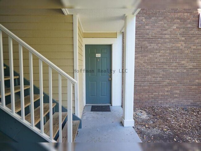 Foto del edificio - Beautiful 2-Bedroom Condo with Lake Views in Carrollwood