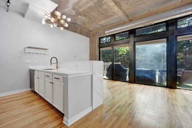 Foto del edificio - 1111 W 15th St