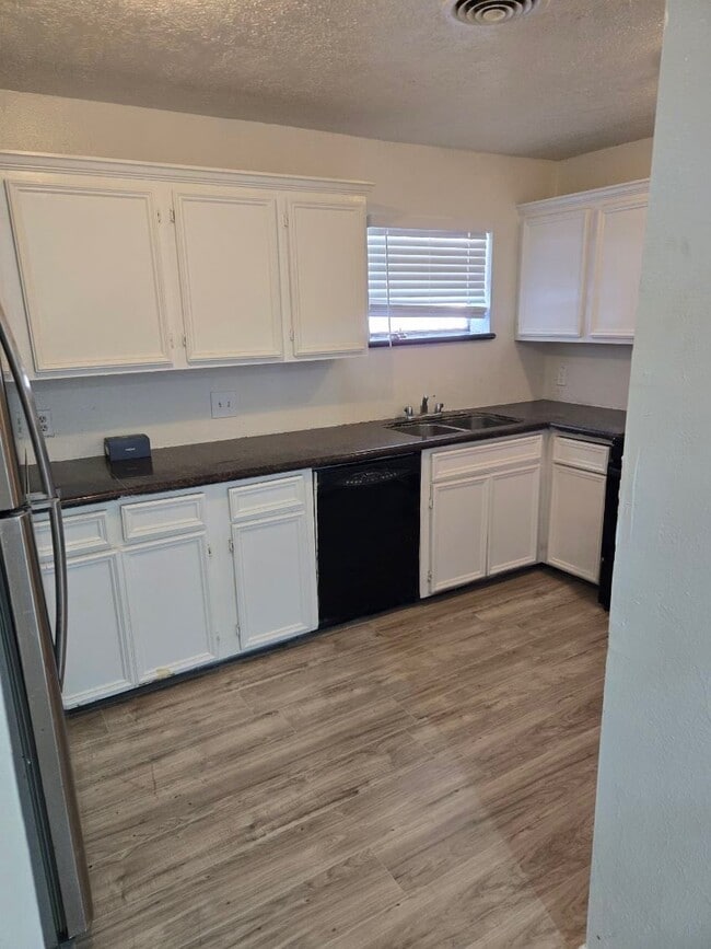 Foto del edificio - 5427 Heatherbrook Dr