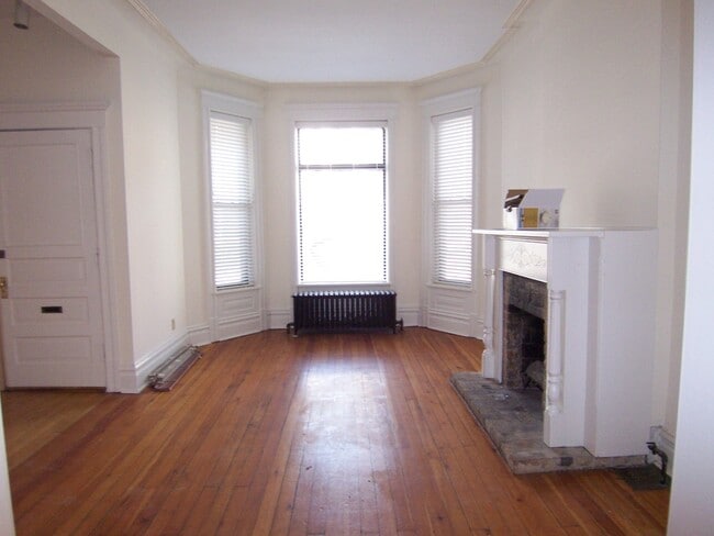 Building Photo - 827 W Newport Ave