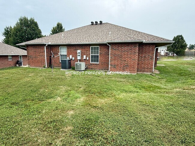 Foto del edificio - Ranch townhome w/ Mowing provided