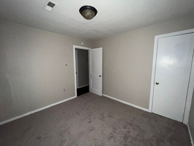 Building Photo - 3 Bed 2 Bath New Carpet