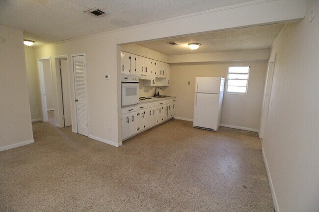 Building Photo - Private 2BR/1BA Duplex with Washer/Dryer H...
