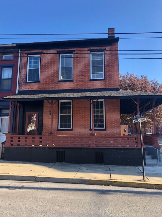 Building Photo - 200 Walnut St