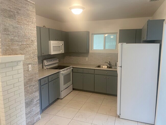 Kitche - 597 Bloxam Ave