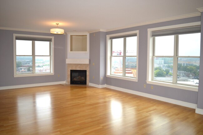 Foto del edificio - 360 W Washington Ave