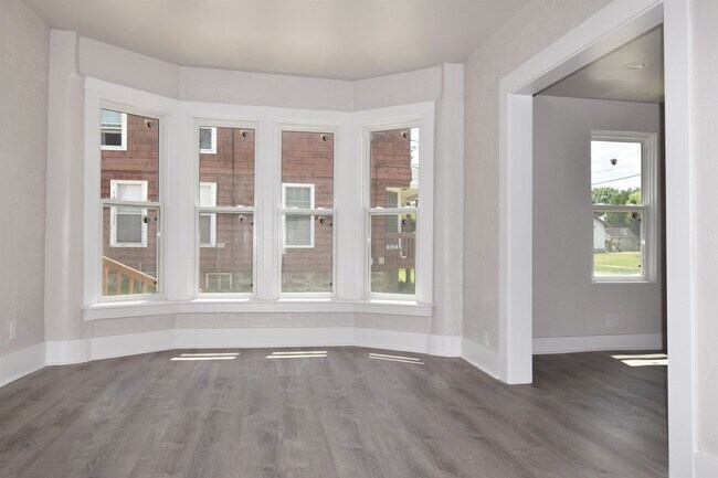 Foto del edificio - Recently Refurbished! Large 2-story Charmer. Big Yard! PETS WELCOME