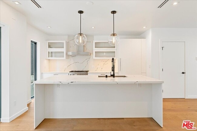 Building Photo - 1410 1/2 N Poinsettia Pl