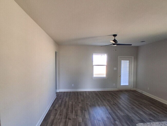 Building Photo - 1020 Calhoun Dr