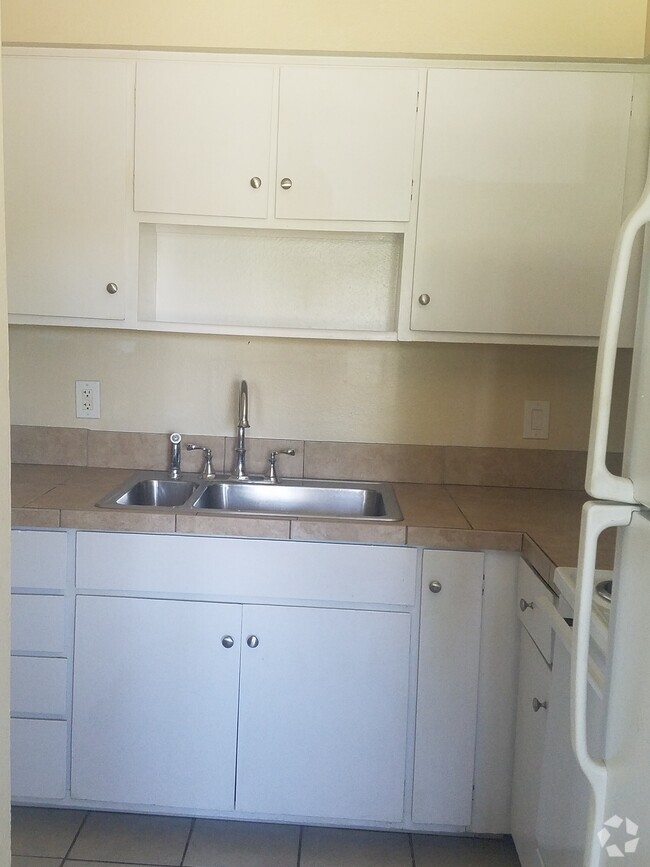 Building Photo - 215 River View Dr