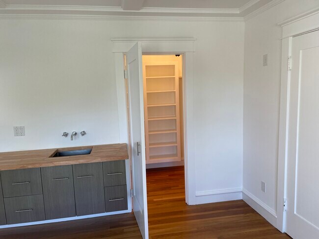 Kitchentte/closet - 3200 Menlo Dr