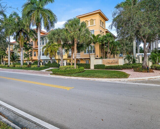 Building Photo - 11810 Valencia Gardens Ave
