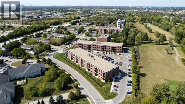 Photo du bâtiment - 3180 Meadowbrook Ln