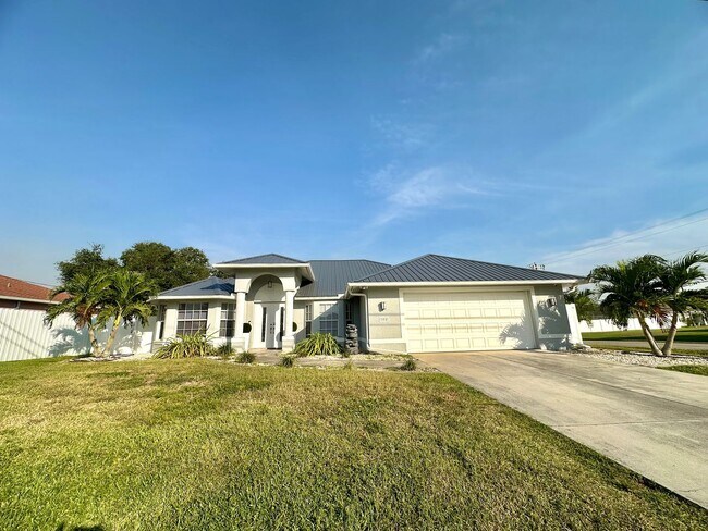 Stunning 3 Bedroom + Den Home with Fence +... - Stunning 3 Bedroom + Den Home with Fence +...