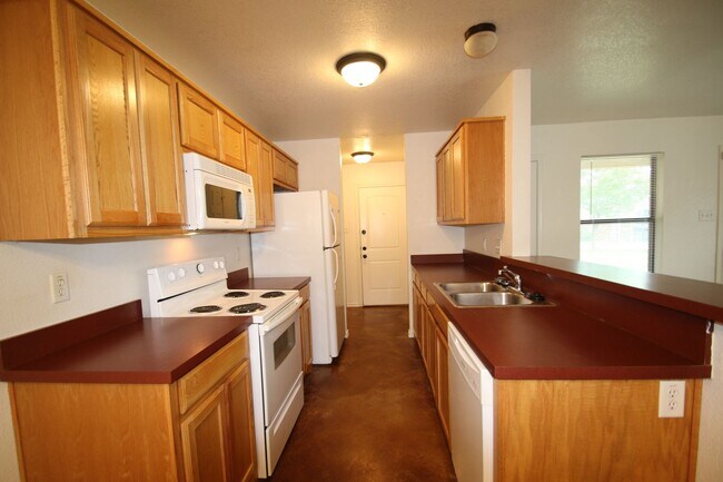 Foto del edificio - 8024-8026 W Elizabeth Ln