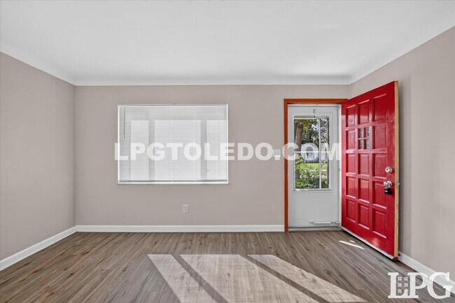 Foto del edificio - 1357 Corry Ave