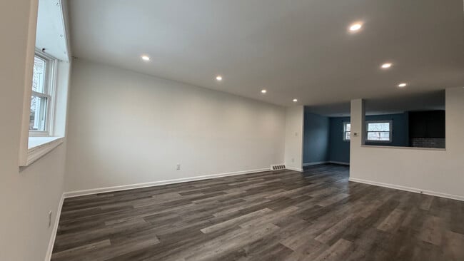 Building Photo - 12611 Biscayne Dr