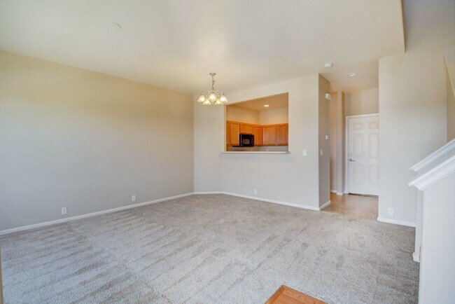 Foto del edificio - "Charming 2-Bedroom Townhouse with 2.5 Bat...