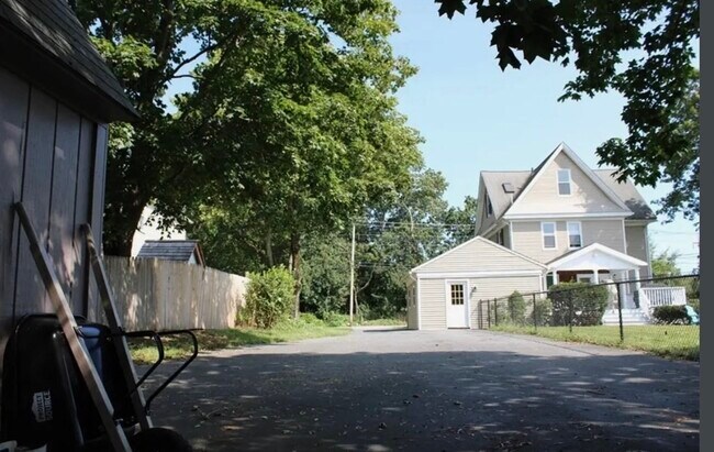 Building Photo - 277 Read St