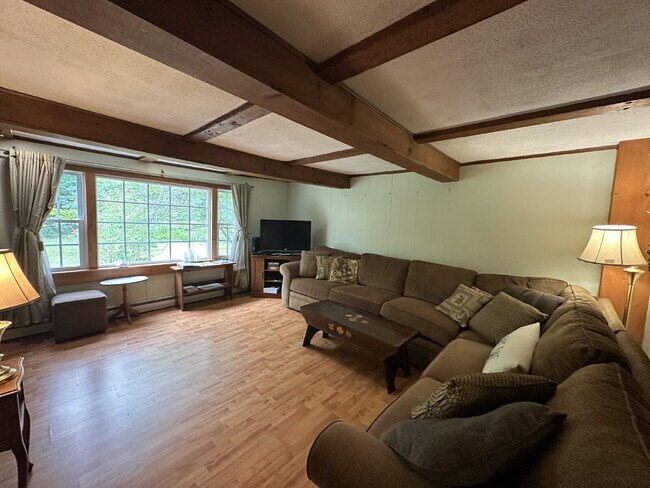 Foto del edificio - Charming 3BR Waterfront Retreat with Sunroom, Brick Accent & Scenic Lake Views