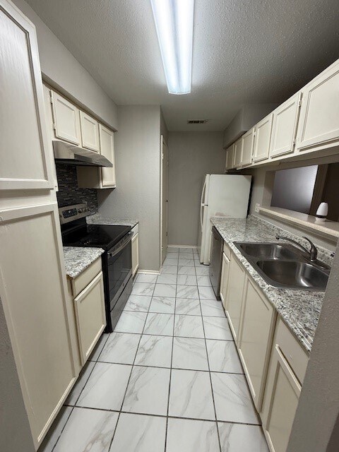 Building Photo - 14550 Fonmeadow Dr