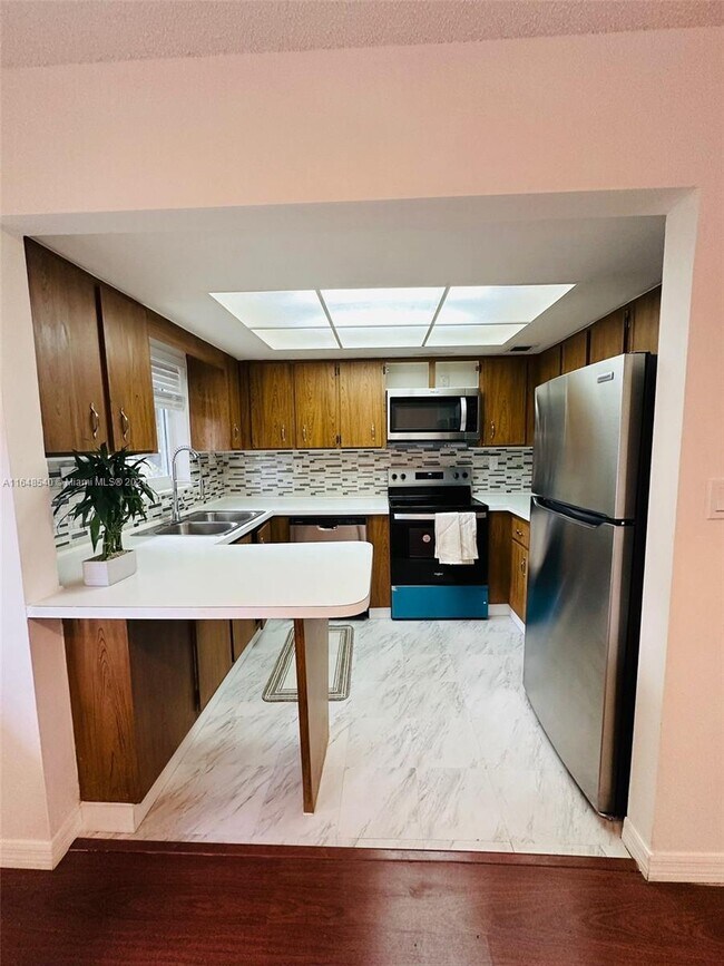 Building Photo - 660 Cypress Club Way