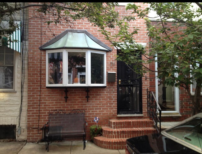 Building Photo - 711 Clymer St