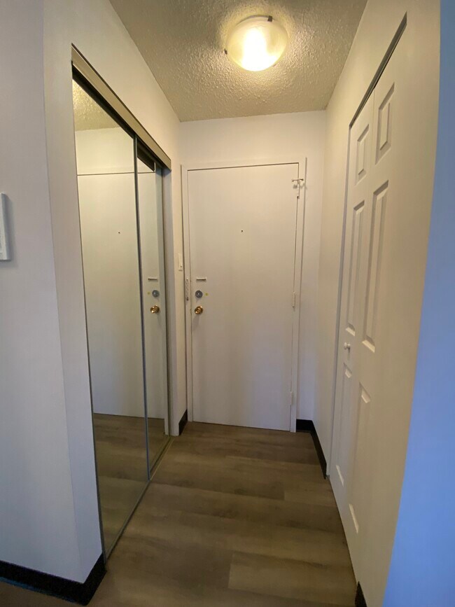 Photo du bâtiment - 1 Bedroom Lower-Level Suite in Bankview – Available Immediately