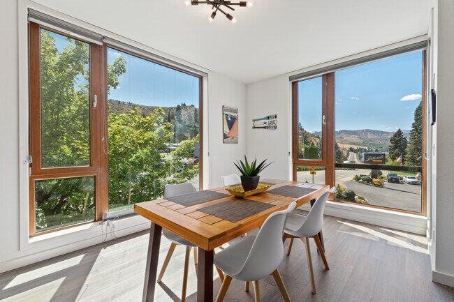 Foto del edificio - 2220 W Woodin Ave