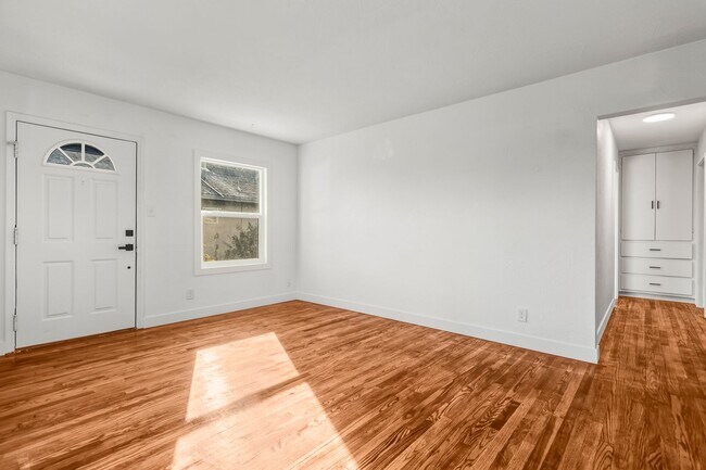Foto del edificio - $0 RENT FOR THE MONTH OF JAN FOR THIS NEWLY RENOVATED 1 BED/1 BATH WITH FENCED BACKYARD