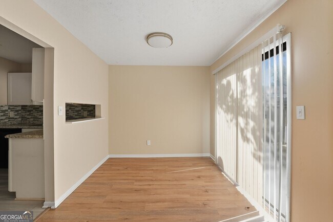 Foto del edificio - 293 Country Club Dr