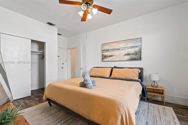 Foto del edificio - 2453 SW 17th St