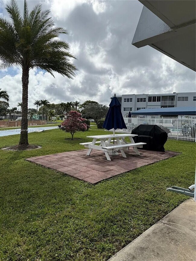 Foto del edificio - 2200 N Park Rd