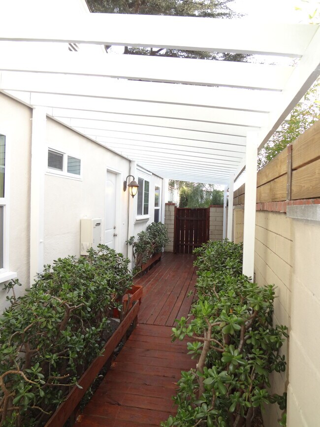 Cubierta lateral - 1556 Wellesley Ave