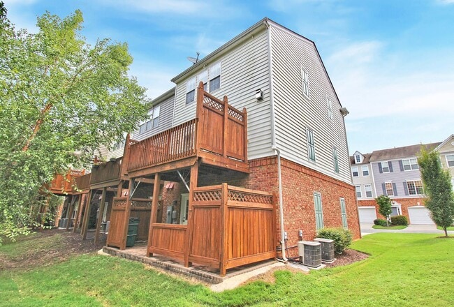 Building Photo - Townhome in South Park for Rent!