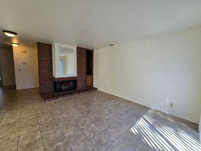 Foto del edificio - An Amazing Henderson 3 Bedroom Townhome!!