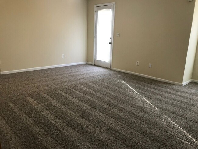 Foto del edificio - Beautiful Total Electric 3 Bedroom 2.5 Bath Townhome