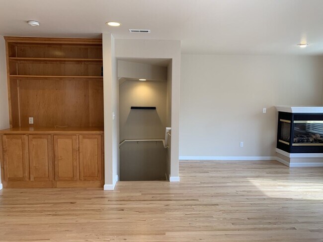 Building Photo - Gorgeous Ravenna Townhome