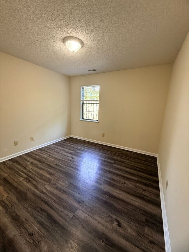 Foto del edificio - Coming Soon in Greenville – 2BR Apartment with Brand-New Flooring
