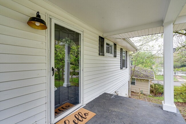 Building Photo - Newly renovated 3/ 2 Home for Rent!