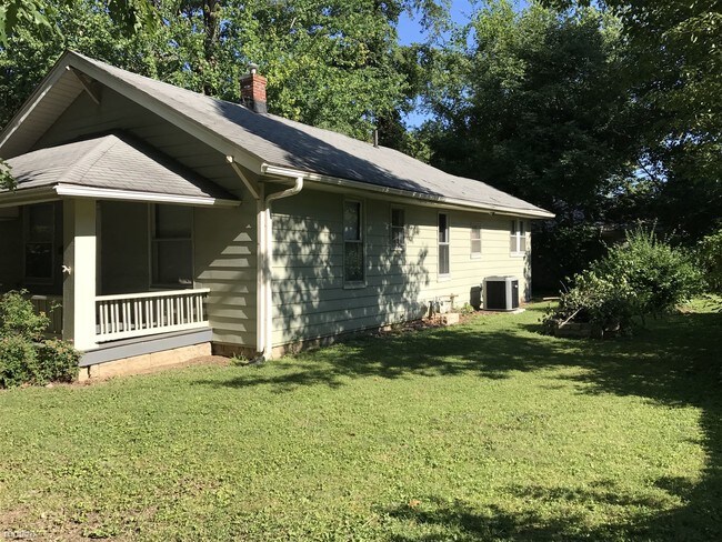 Building Photo - 3 br, 1 bath House - 201 E 16th St