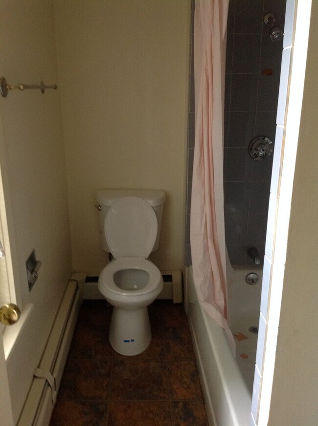 Building Photo - Single Family Home 4 Bed 2 Full Baths