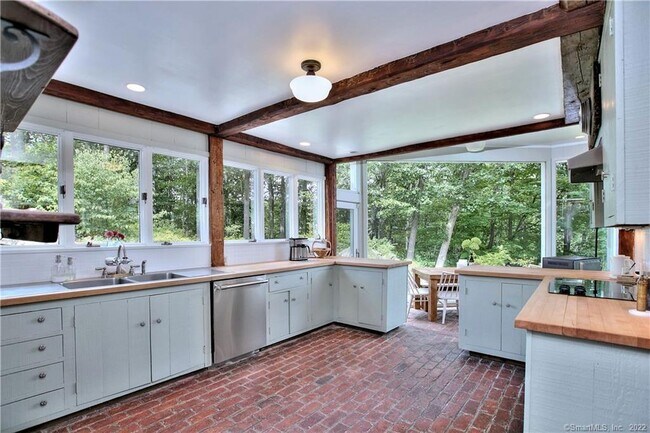 Foto del edificio - 14 Spruce Hill Rd