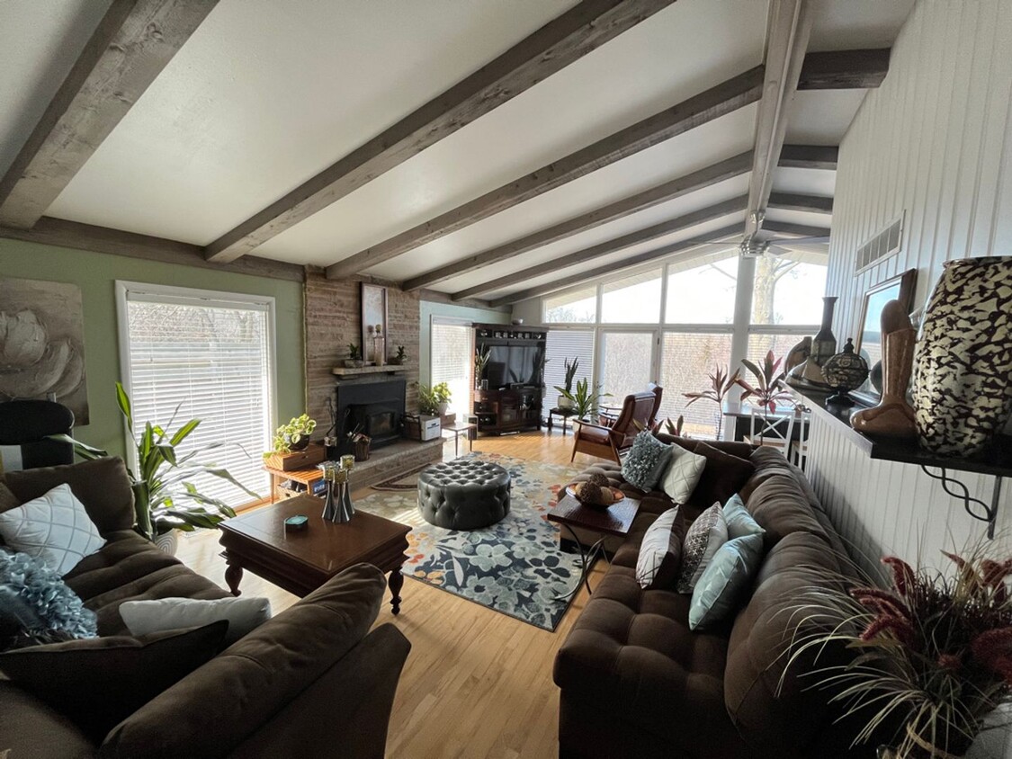 Foto principal - Spacious & Secluded 2BR/2BA Wauwatosa Sing...