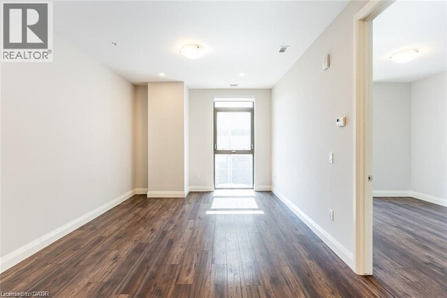 Building Photo - 118 King St E