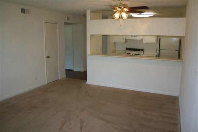 Building Photo - 6302 Robinhood Cir NW