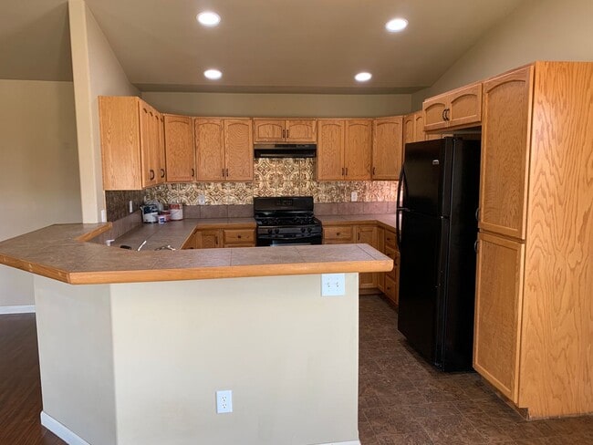 Building Photo - BEAUTIFUL, SPACIOUS, 4 BEDROOM, 3 BATHROOM...