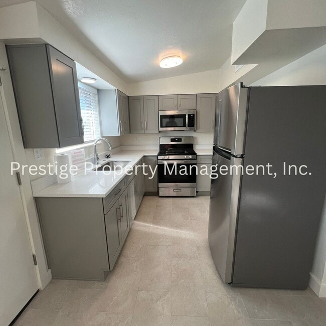 Photo - 1/1 Remodeled Triplex Across from the UofA! Townhome